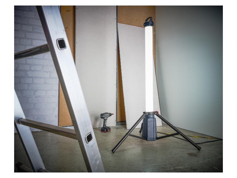 Lampa LED robocza 360° PALS 50 B1, z gniazdkiem i statywem