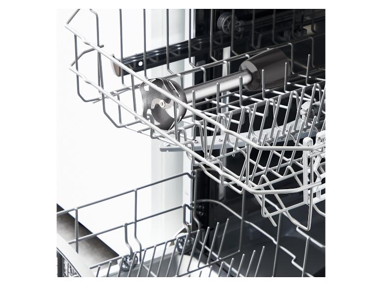 Metalowy i czarny blender ręczny umieszczony w górnym koszu zmywarki.