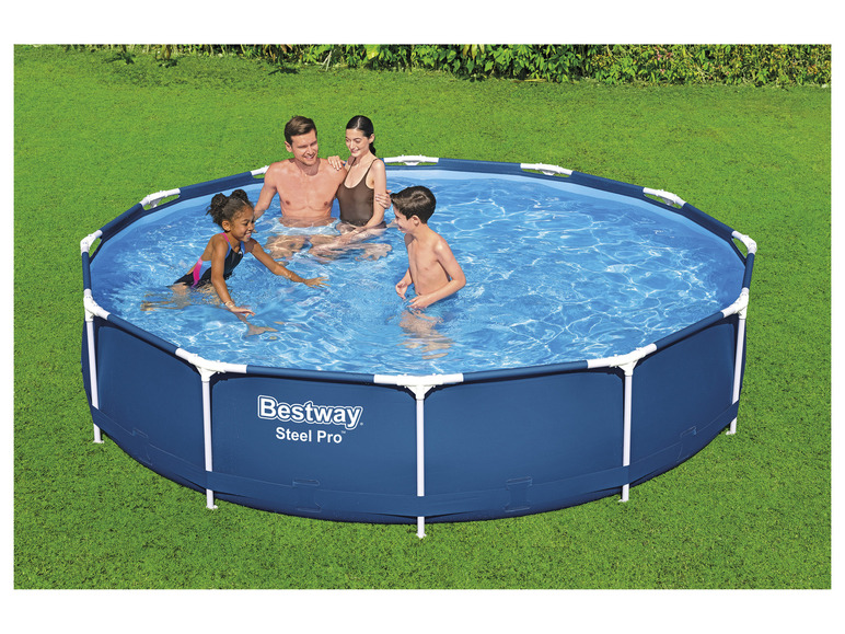 Rodzina bawi się w basenie Bestway Steel Pro na trawie.