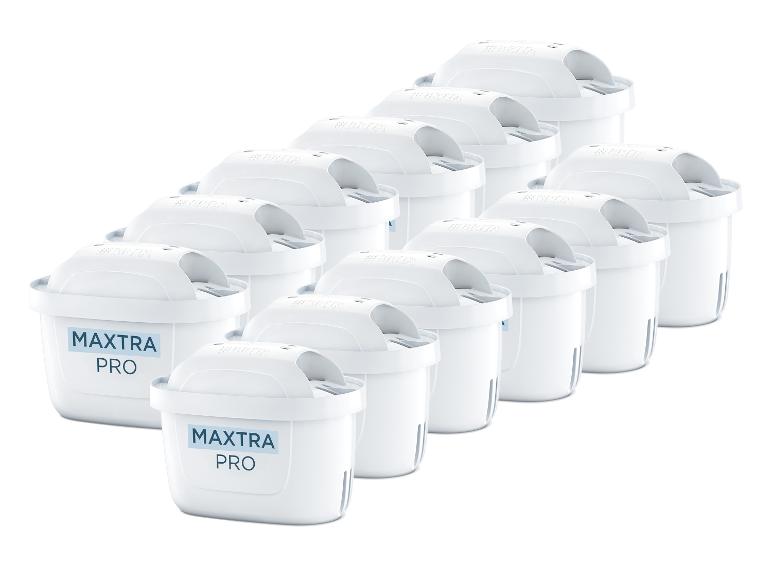 Rząd białych filtrów wody BRITA MAXTRA PRO na białym tle.