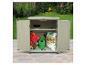 Drewniana szafka ogrodowa z otwartymi drzwiami, zawierająca worki ziemi, konewkę i narzędzia.