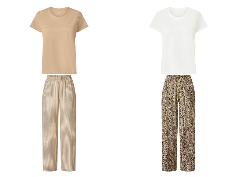 Dwa zestawy koszulki i spodni: jeden beżowy w paski i jeden biały we wzór wężowej skóry.