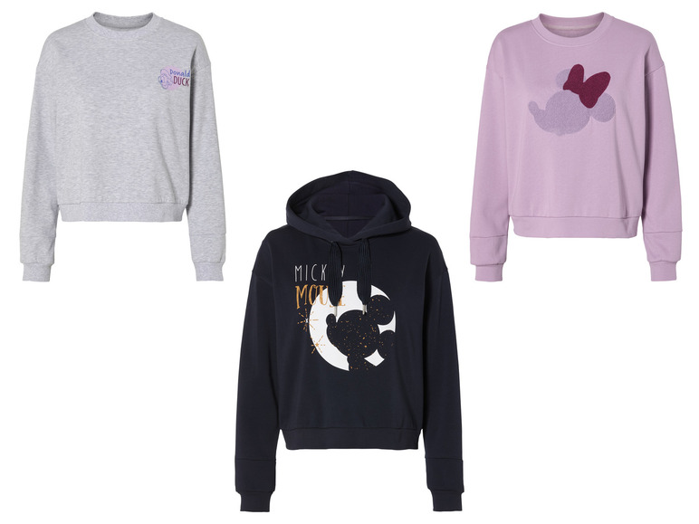 Trzy swetry z motywem Disneya: Mickey Mouse, Donald Duck i Minnie Mouse.