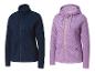 Dwie damskie kurtki, niebieska z wysokim kołnierzem i fioletowa z kapturem.