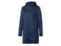 Ciemnoniebieska kurtka softshell z kapturem.