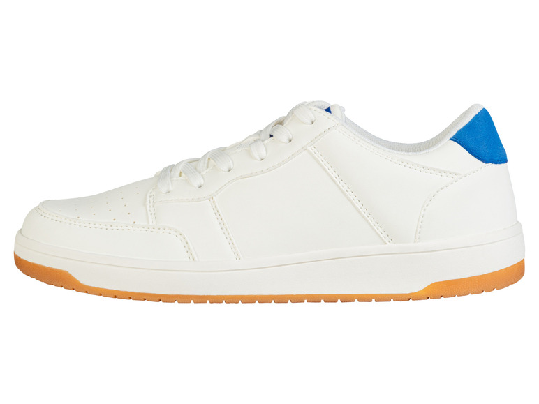 Białe sneakersy z niebieskimi detalami i beżową podeszwą.