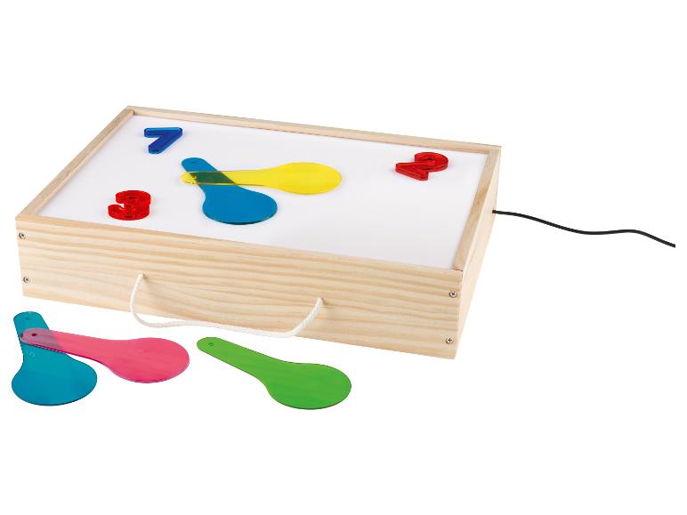 Drewniana skrzynka świetlna z kolorowymi przezroczystymi cyframi i łopatkami