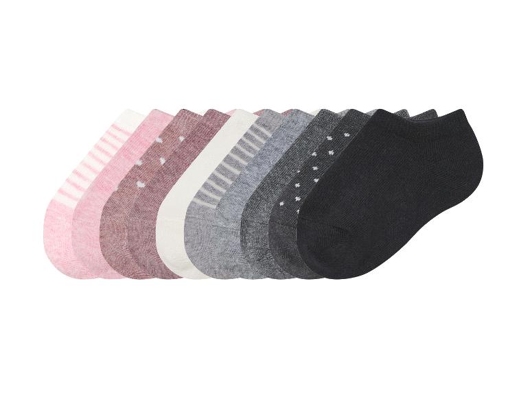 Zestaw skarpetek w różnych kolorach i wzorach.