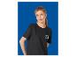 Kobieta w czarnym T-shircie z kolorowym logo, pozująca na niebieskim tle.