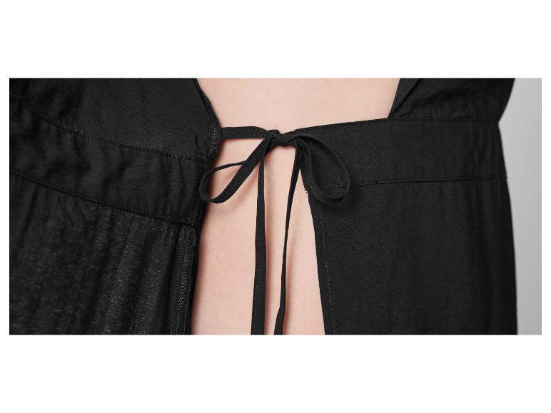 Czarna sukienka ze sznurkami z tyłu.