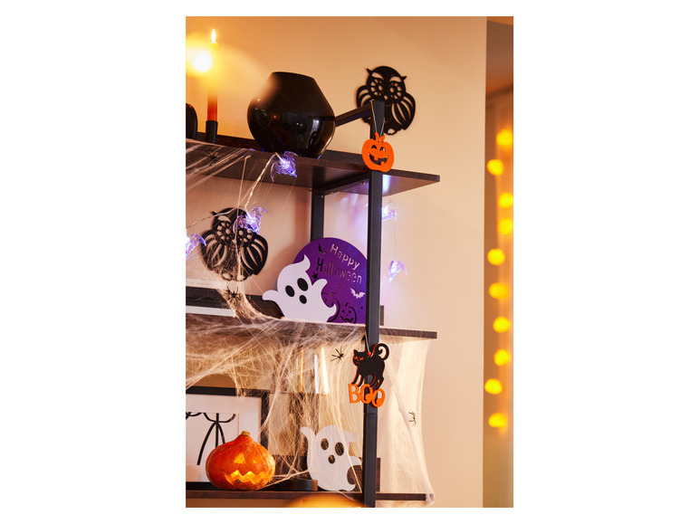 Dekoracje halloweenowe z dyniami, duchami i pajęczynami.