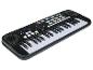 Czarna klawiatura z 61 klawiszami.