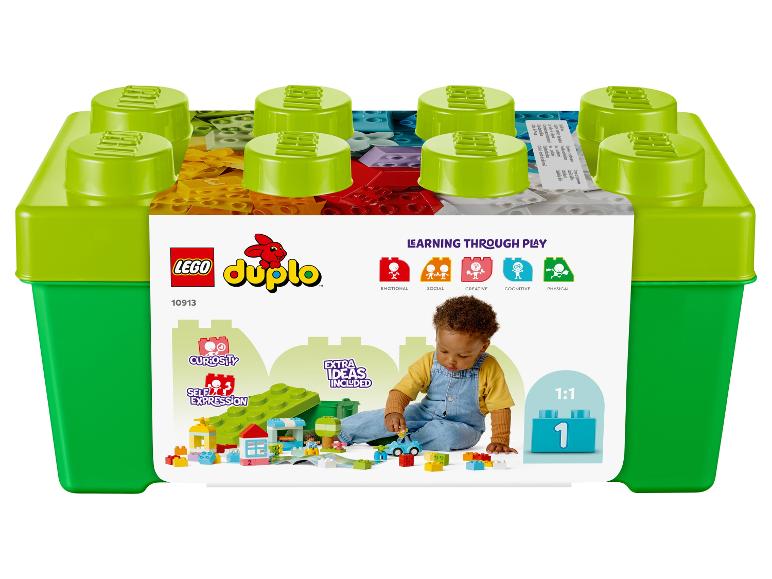 Pudełko do przechowywania LEGO Duplo z kolorowymi klockami i bawiącym się dzieckiem.