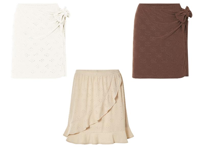 Trzy krótkie spódnice ażurowe: biała, brązowa i beżowa.