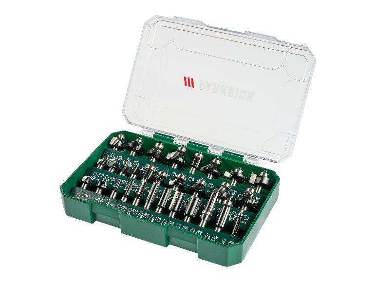 Zestaw frezów w zielonym etui z przezroczystą pokrywką.