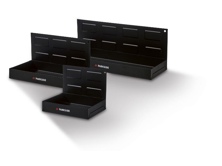 Trzy czarne metalowe półki ścienne Parkside z wytłoczonymi detalami.