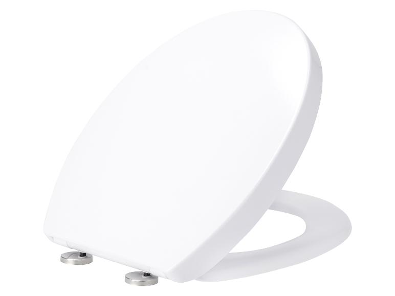 Biała deska sedesowa z metalowymi zawiasami na białym tle