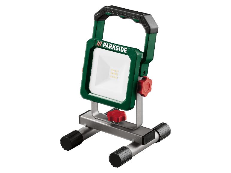 Przenośna lampa robocza LED z zieloną ramą i czerwonymi pokrętłami regulacyjnymi.