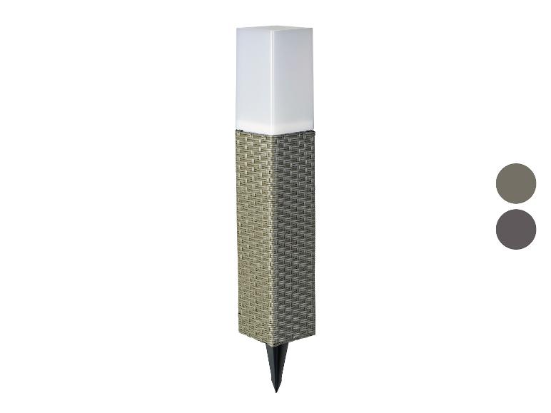 Lampa solarna LED z plecionką w kolorze szarym i beżowym, z grotem do wbijania w ziemię.
