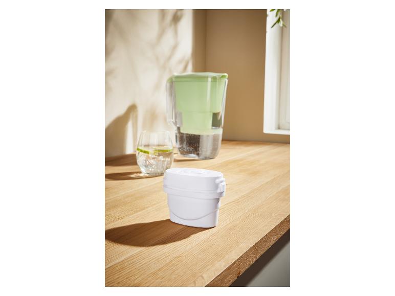 Filtr wody Brita i pojemnik z filtrem w kuchni.