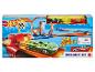 Zestaw Hot Wheels Mega Rally™ z zielonym samochodem, który przejeżdża przez pętlę.