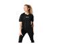 Kobieta w czarnym sportowym t-shircie i czarnych legginsach