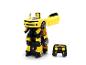 Żółta zabawka Transformers Bumblebee przekształcona w robota, z pilotem.