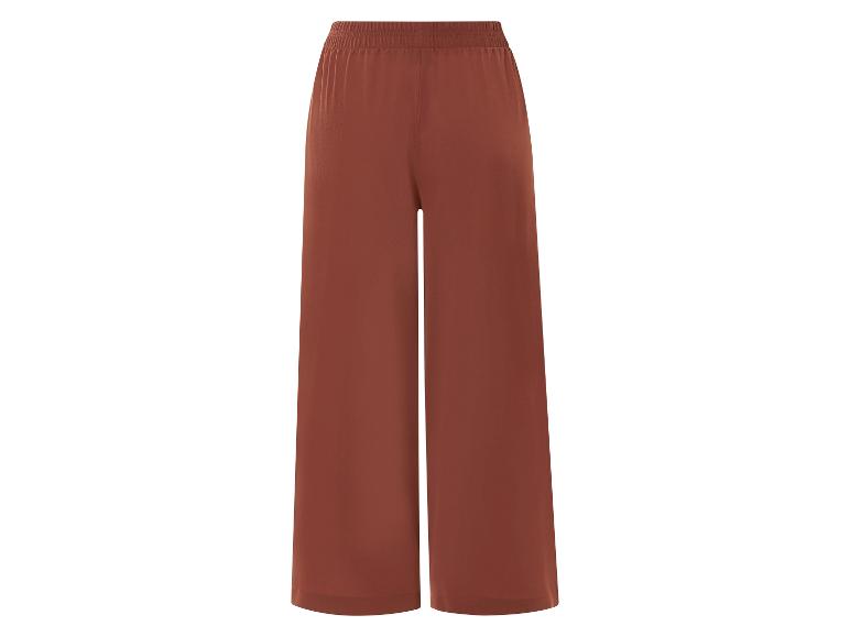 Szerokie, brązowe spodnie.