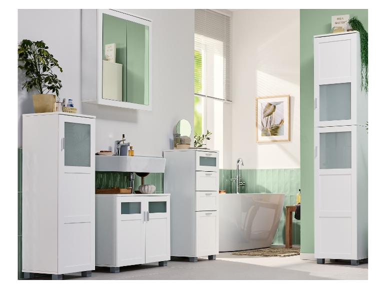 Biała łazienka z białymi szafkami, umywalką, wanną i zielenią.
