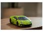Zielony samochodzik Lamborghini z wzorem puzzli na drewnianym stole.