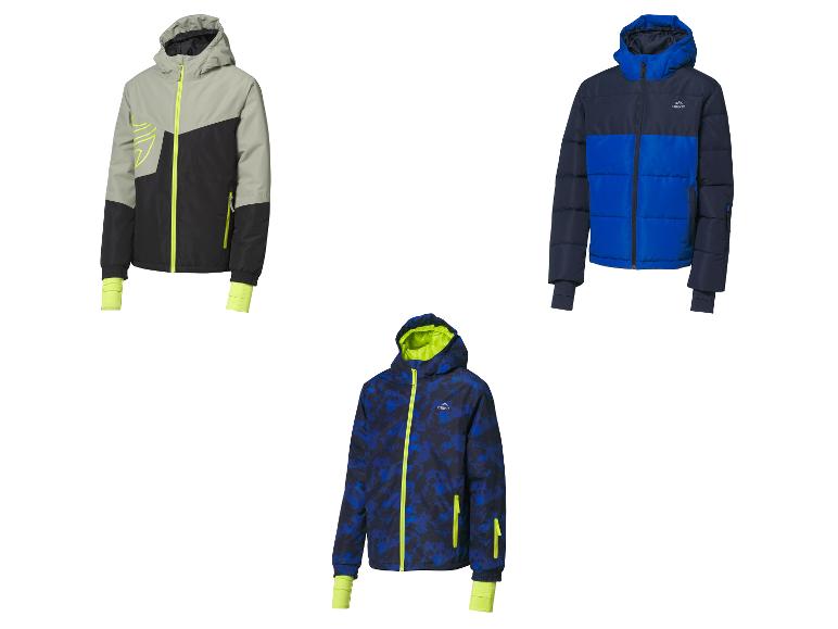 Trzy kurtki narciarskie Crivit: jedna szaro-czarna, jedna niebieska i jedna niebiesko-moro.