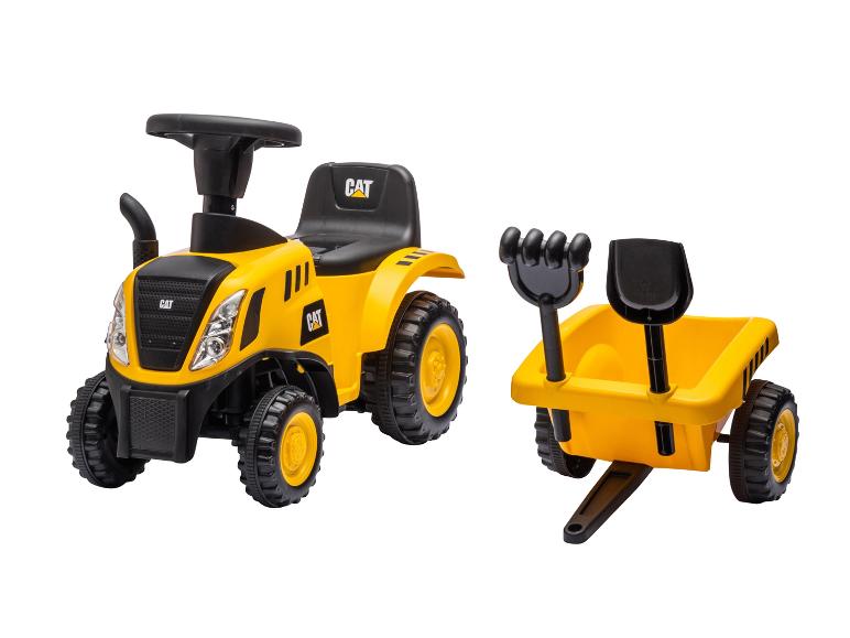 Żółty jeździk-traktor z przyczepką i narzędziami do zabawy.