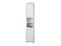 Wysoka szafka łazienkowa w kolorze białym i drewna z drzwiczkami i otwartymi półkami