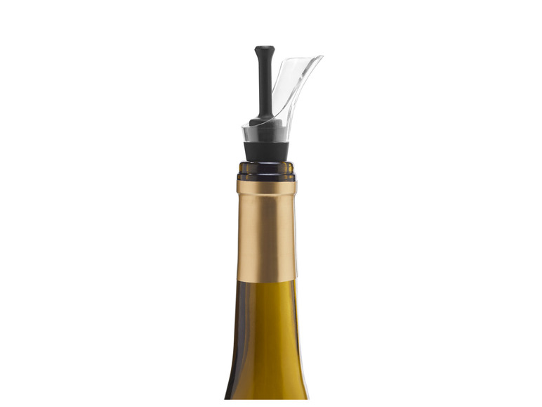 Butelka wina z czarną zakrętką i przezroczystym wylewkiem.