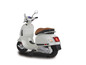 Biały skuter Vespa z brązowym siedzeniem.