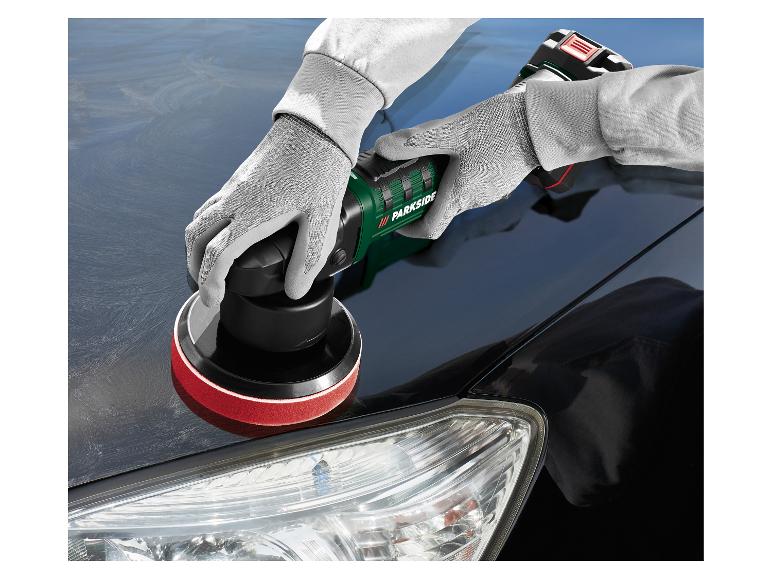 Osoba polerująca czarny samochód polerką samochodową Parkside