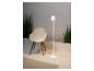 Biała lampa podłogowa i designerskie krzesło w minimalistycznym wnętrzu.