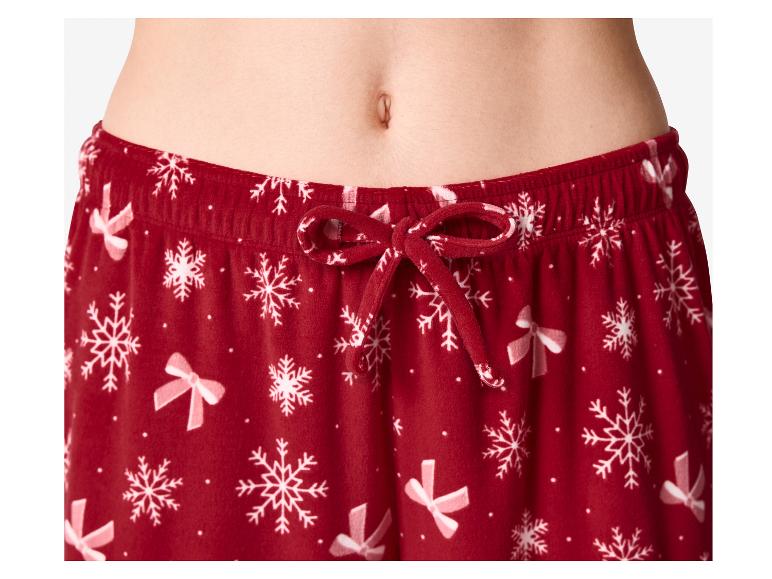 Czerwone spodnie piżamowe z białymi płatkami śniegu i kokardkami, ze sznurkiem w pasie.