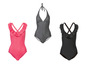 Trzy stroje kąpielowe: w paski, różowy i czarny z falbankami.