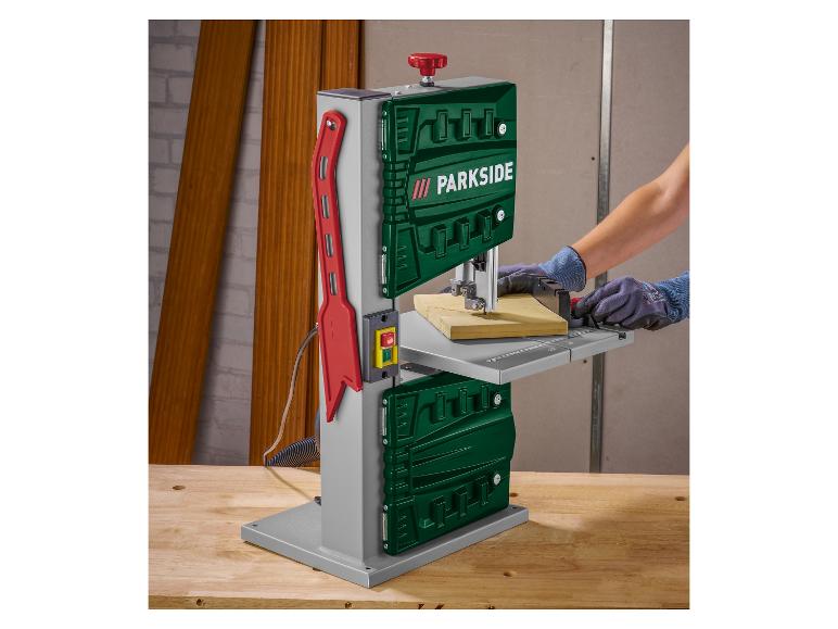 Piła taśmowa Parkside w użyciu do obróbki drewna.