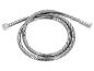 Srebrny metalowy wąż prysznicowy z chromowanymi końcówkami, zwinięty na białym tle.