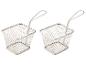 Dwa metalowe koszyki do smażenia z uchwytami.