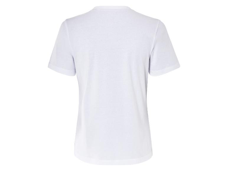 Biały T-shirt z krótkim rękawem.