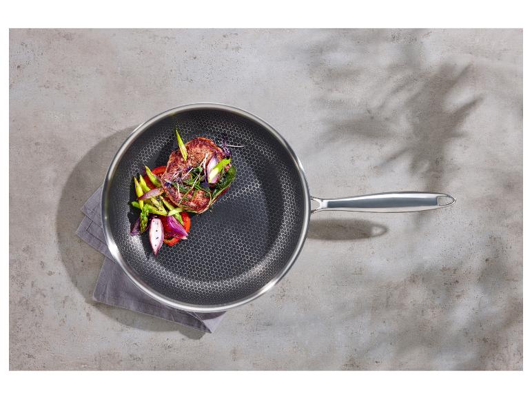 Stek i warzywa na stylowej patelni.
