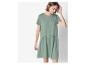 Zielona sukienka typu t-shirt, styl casual.