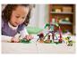 Dziewczynka bawi się zestawem LEGO DUPLO domek na drzewie i figurkami dinozaurów.