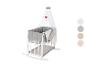 Biała kołyska z szarą pościelą i karuzelą w kształcie serca.