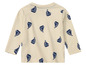 Biały longsleeve z niebieskimi łódkami.