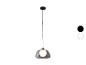 Lampa sufitowa wisząca z przydymionym szklanym kloszem i kulistą żarówką, w opcjach kolorystycznych czarnej i białej.