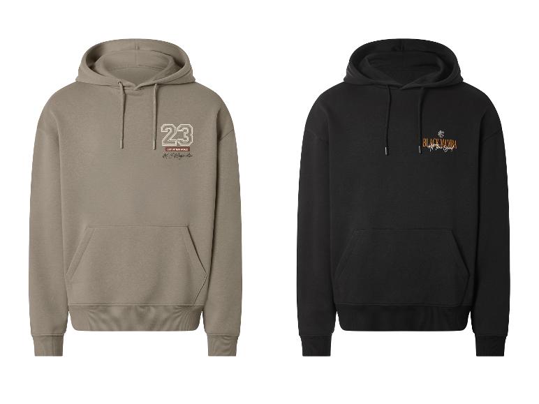 Dwie bluzy z kapturem, jedna beżowa z numerem 23 i jedna czarna z motywem koszykówki.